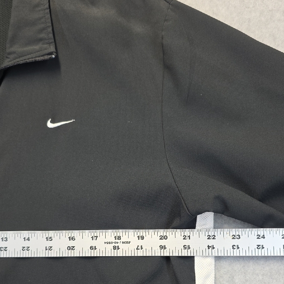 Nike Men's Black Windbreaker with White Accents - Picture 7 of 12